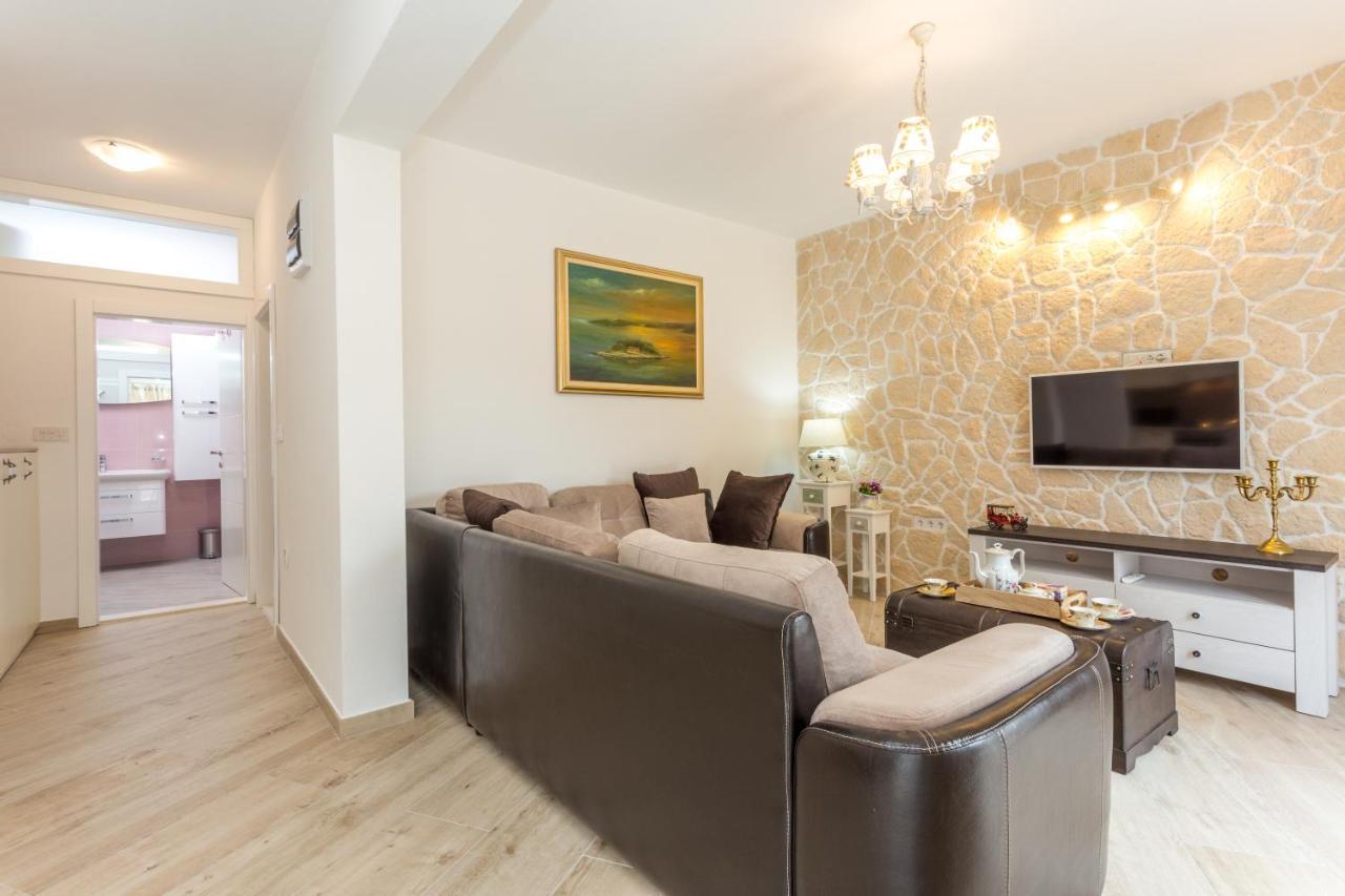 Villa Capitis In The Center- Luxury Apartment With Swimming Pool Hvar Town Bagian luar foto