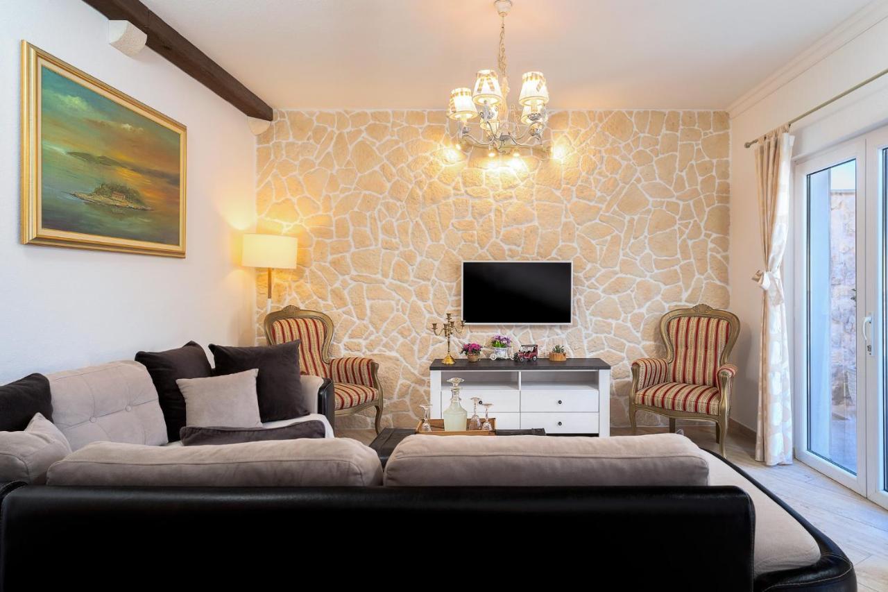 Villa Capitis In The Center- Luxury Apartment With Swimming Pool Hvar Town Bagian luar foto