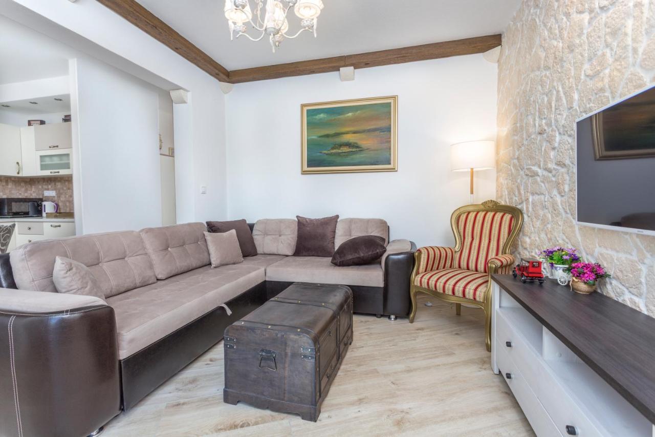 Villa Capitis In The Center- Luxury Apartment With Swimming Pool Hvar Town Bagian luar foto